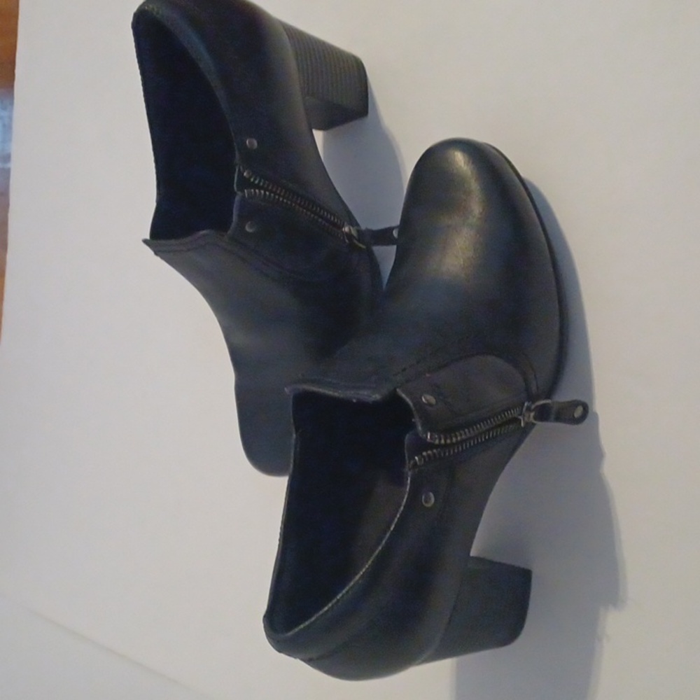 Clarks Shooties Genuine Black Leather Sz9M. 2 Inch Heel. Side Zipper. Cute! EUC! - Picture 6 of 9